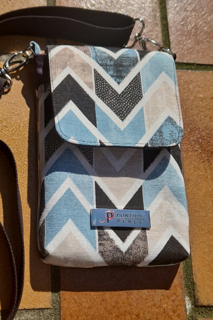Handytasche zum Umhängen Canvas Zickzack Hellblau und Braun