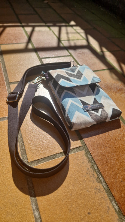 Handytasche zum Umhängen Canvas Zickzack Hellblau und Braun