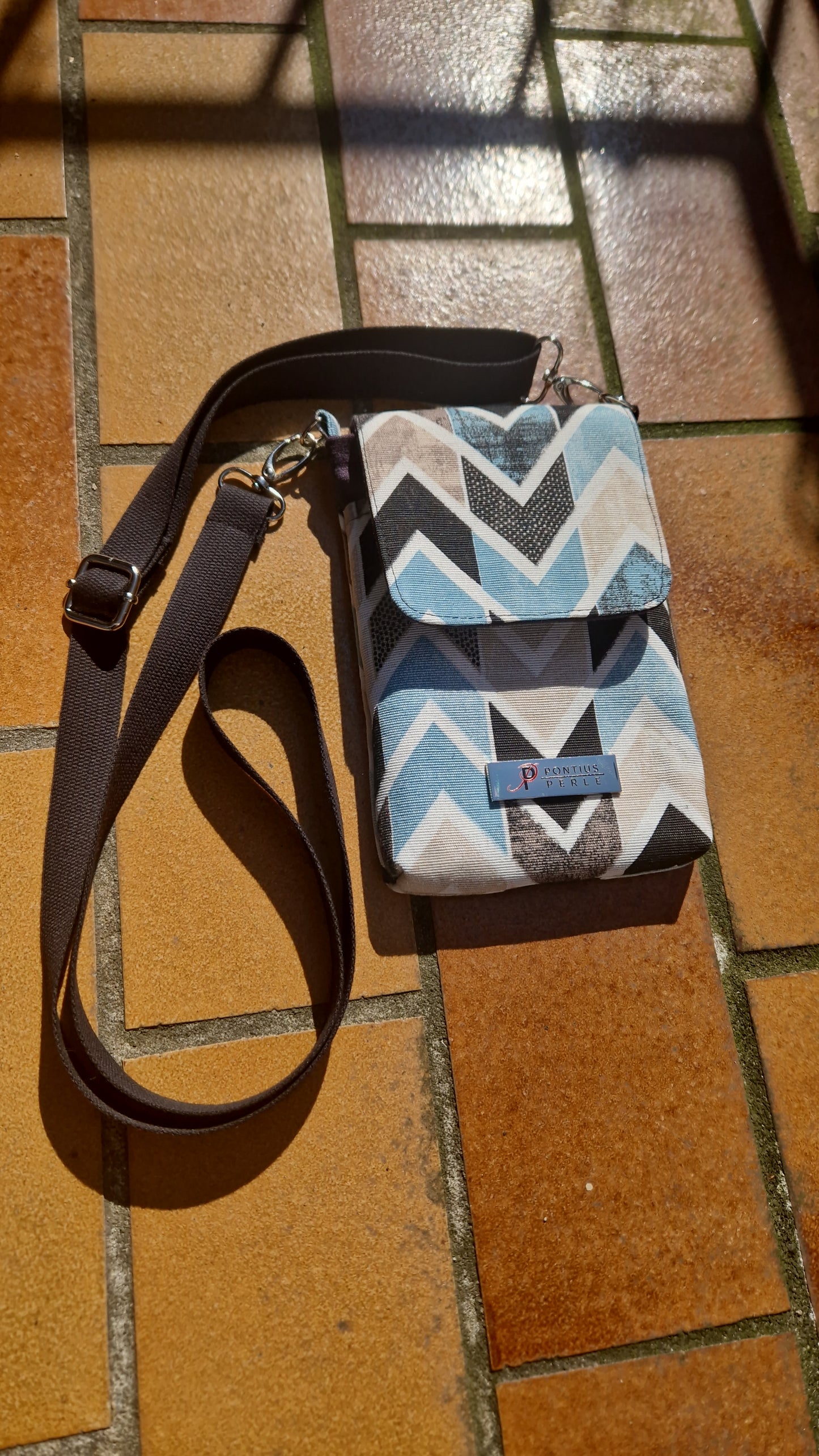 Handytasche zum Umhängen Canvas Zickzack Hellblau und Braun