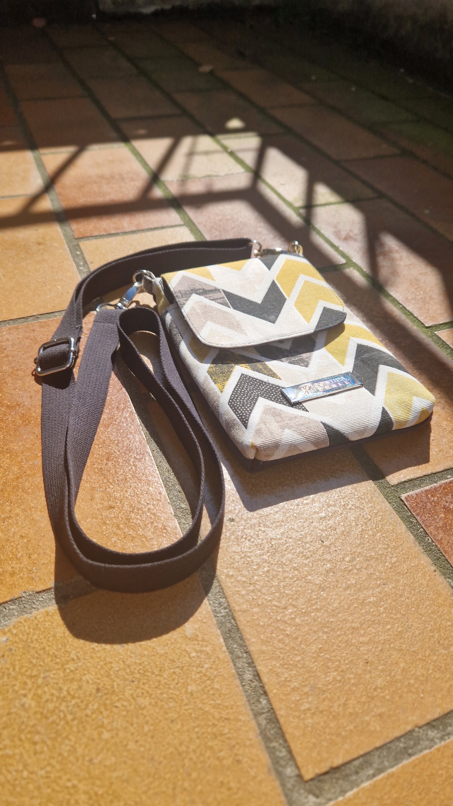 Handytasche zum Umhängen Canvas Zickzack Senf und Braun