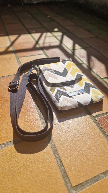 Handytasche zum Umhängen Canvas Zickzack Senf und Braun