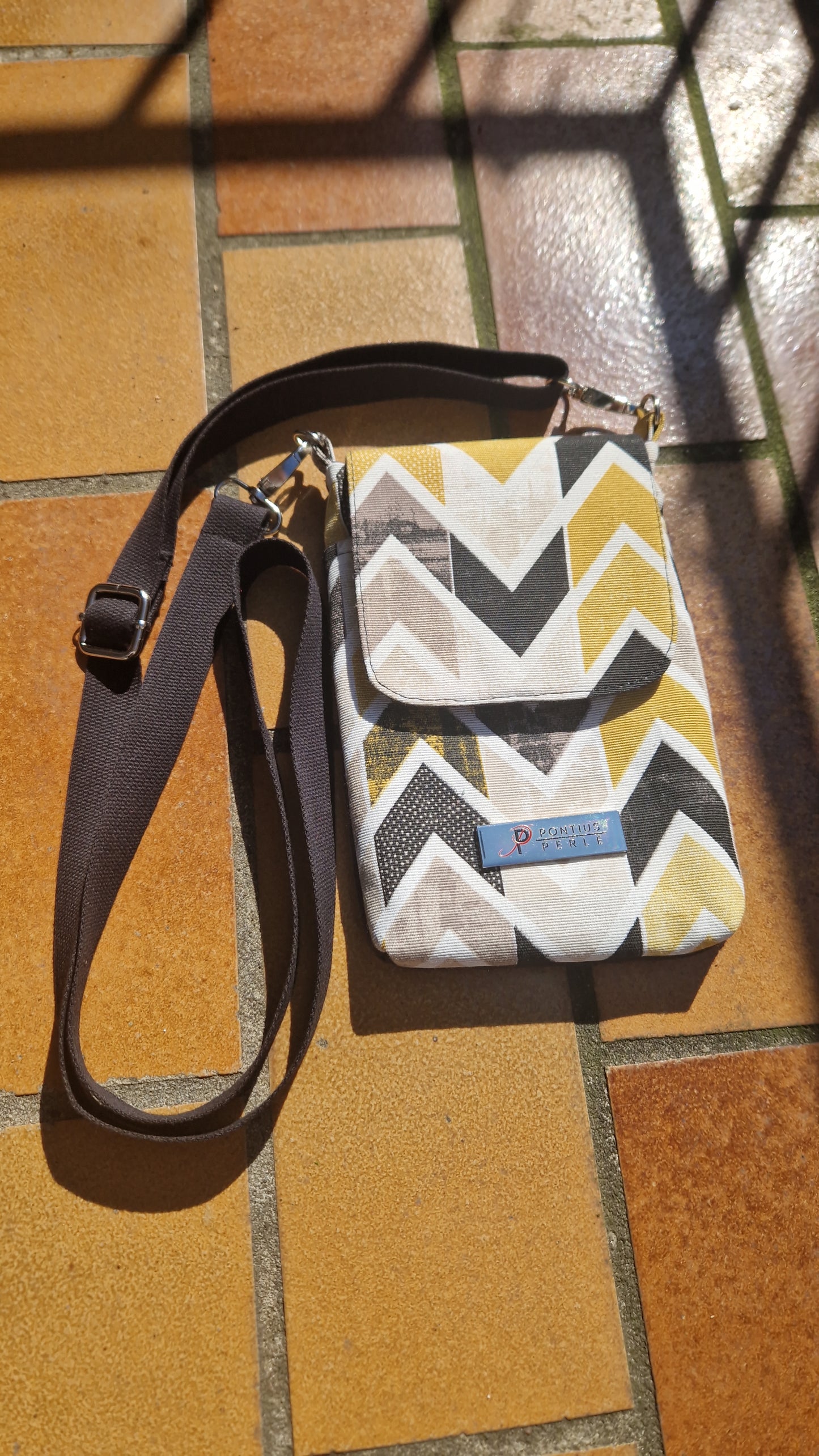 Handytasche zum Umhängen Canvas Zickzack Senf und Braun