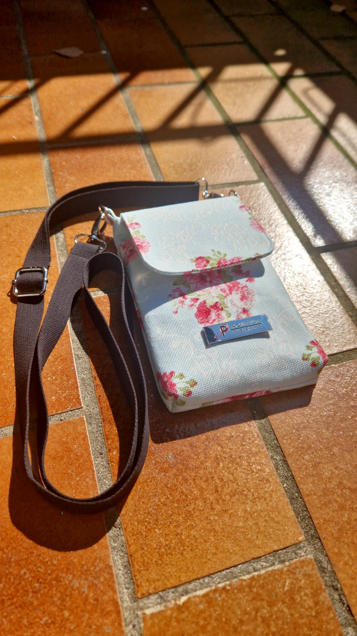Handytasche zum Umhängen Canvas Blumen Hellblau