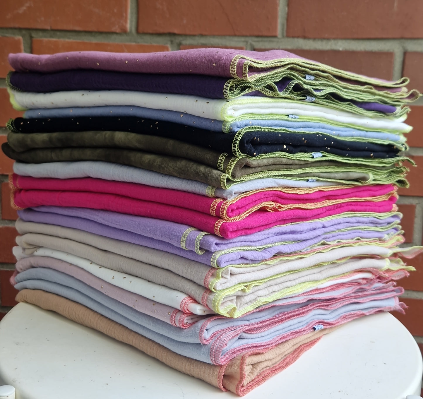 Uni Musselintuch mit Neonrand-Pink, Hellgrau